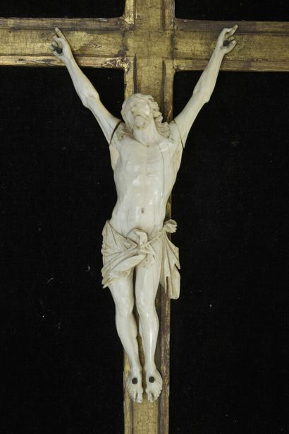 null Christ en ivoire sculpté cadre en bois doré cintré sculpté de palmettes

18ème...