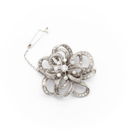 null Broche en or blanc (750) 18K figurant un ruban en volutes serties de diamants,...