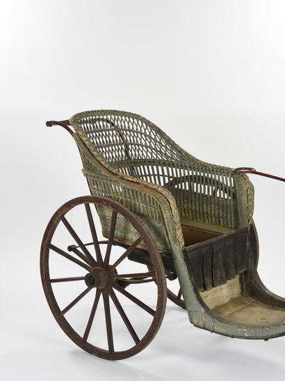 null Fauteuil de malade à trois roues en rotin bois laqué et métal

19ème siècle

H...