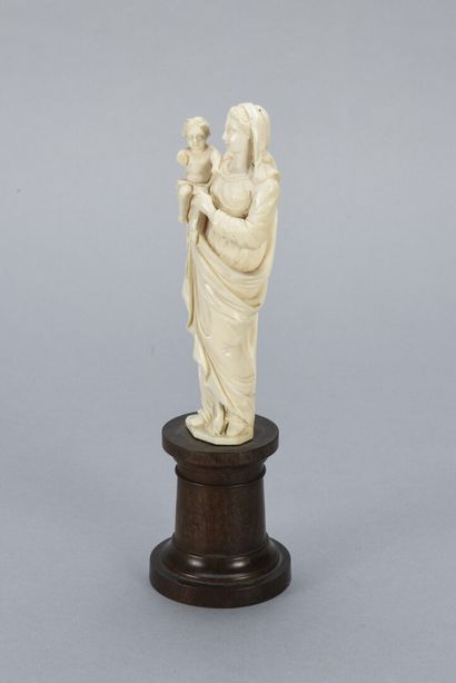 null Vierge à l'Enfant en ivoire sculpté, 

Dieppe début 19ème

H du sujet: 17 cm

H...