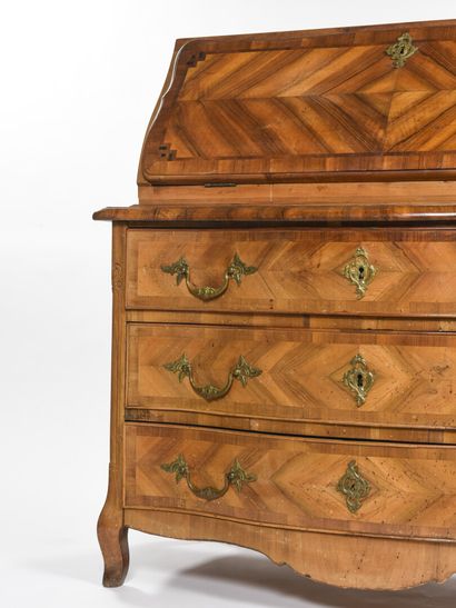 null Commode scribanne en bois de placage marqueté façade galbée. Elle ouvre par...