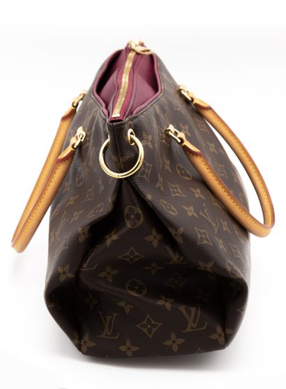 null LOUIS VUITTON. Pallas. Sac à main en toile monogramme, anses en cuir naturel,...