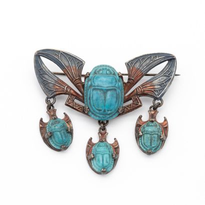 null Broche en métal ornée de 4 scarabées en turquoise dont trois en breloques mobiles....