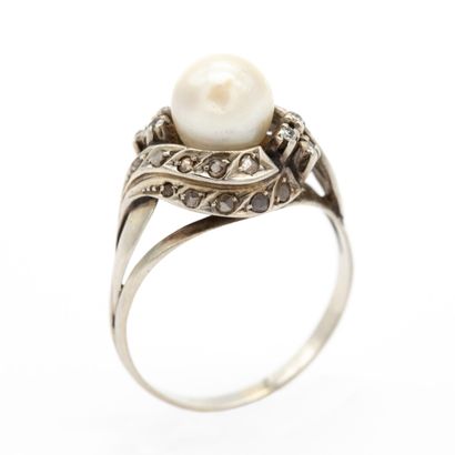 null Bague en or blanc (750) 18K, torsades serties de roses retenant une perle de...