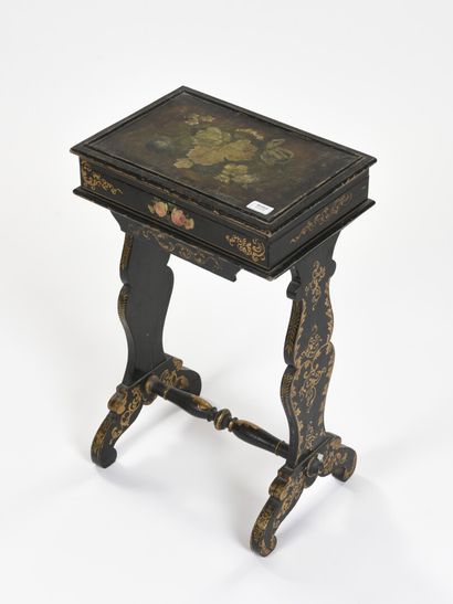 null Table à ouvrage en bois noirci et peint époque 

Epoque Napoléon III

H : 60...