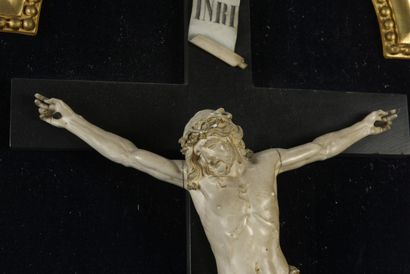 null Christ en ivoire sculpté

Cadre en bois doré 

19ème siècle

H totale 70 cm...