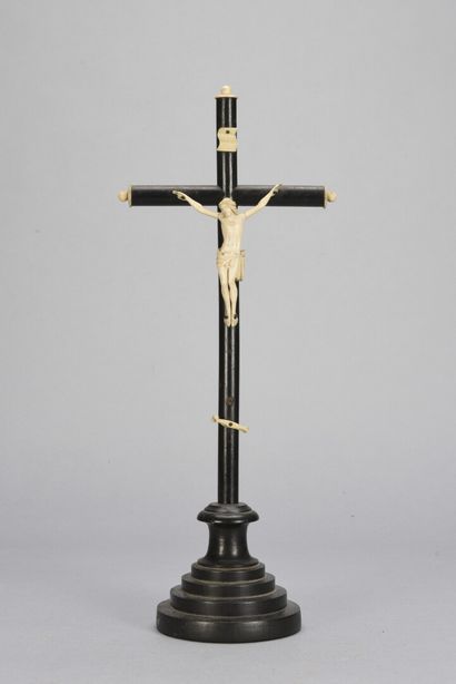 null Petit Christ en ivoire finement sculpté et ciselé

Croix de section circulaire...