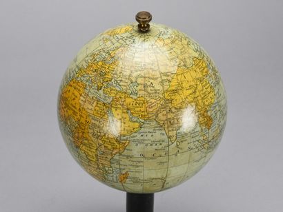 null Globe terrestre piètement en bois noirci

Vers 1890, G THOMAS éditeur Paris

H...