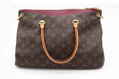 null LOUIS VUITTON. Pallas. Sac à main en toile monogramme, anses en cuir naturel,...