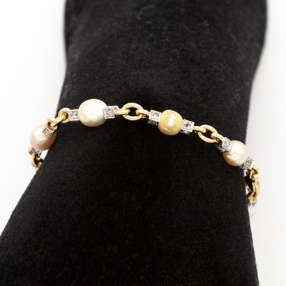 null Bracelet souple en or jaune (750) 18K ornés de perles baroques ponctuées de...