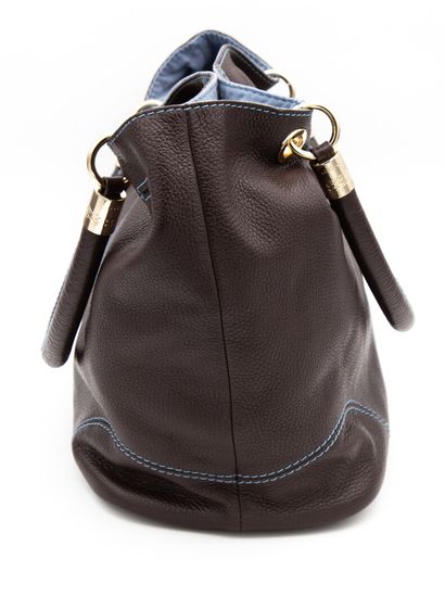 null LANCEL. French Flair. Sac a main en cuir marron souple surpiqué en bleu, interieur...