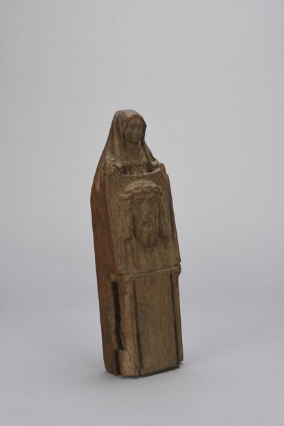 null Elément de boiserie sculpté figurant Sainte Véronique tenant la Sainte Face...