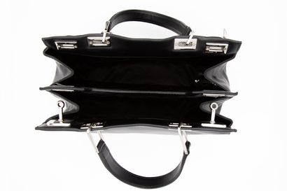 null LANCEL. Balancel. Sac à main en cuir noir 

Dimensions : Hauteur : 21 cm Longueur:...