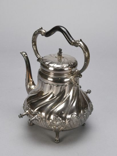 null Fontaine à thé en métal argenté à côtes pincées et torsadées, prise mouvementée

19ème...
