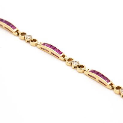 null Bracelet souple en or jaune (750) 18K maillons sertis glissière de rubis calibrés...