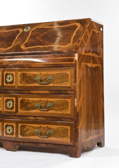 null Commode scribanne à façade galbée en bois de violette marqueté en feuille dans...