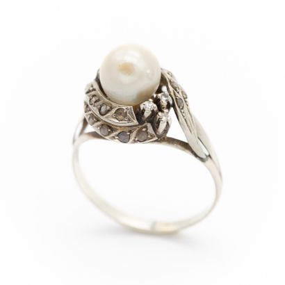 null Bague en or blanc (750) 18K, torsades serties de roses retenant une perle de...