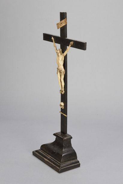 null Christ en ivoire sculpté en haut relief avec memento mori

18ème siècle 

H...
