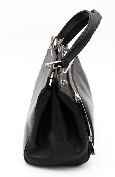 null LANCEL. Balancel. Sac à main en cuir noir 

Dimensions : Hauteur : 21 cm Longueur:...