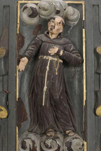 null Panneau en noyer sculpté, laqué et doré figurant St. Antoine de Padoue en gloire.

Cadre...