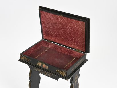 null Table à ouvrage en bois noirci et peint époque 

Epoque Napoléon III

H : 60...