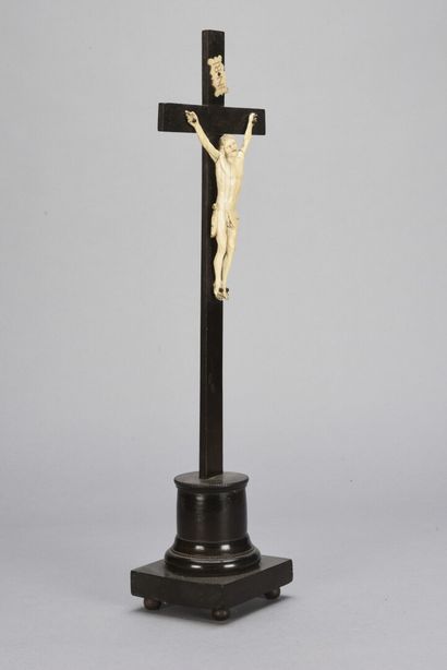 null Christ en ivoire finement sculpté

Dieppe fin 18ème siècle, support en bois...
