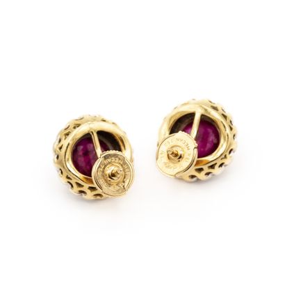 null Paire de boucles d'oreilles en or jaune (750) 18K figurant une marguerite, centrée...