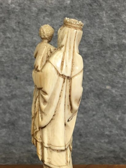null D MANCEAU

Vierge à l'enfant en ivoire

Sujet sculpté en ronde bosse

H du sujet...