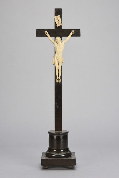 null Christ en ivoire finement sculpté

Dieppe fin 18ème siècle, support en bois...
