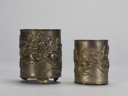 null Deux timbales en argent indochinois à décor de fleurs

Pds : 174 g