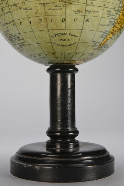 null Globe terrestre piètement en bois noirci

Vers 1890, G THOMAS éditeur Paris

H...