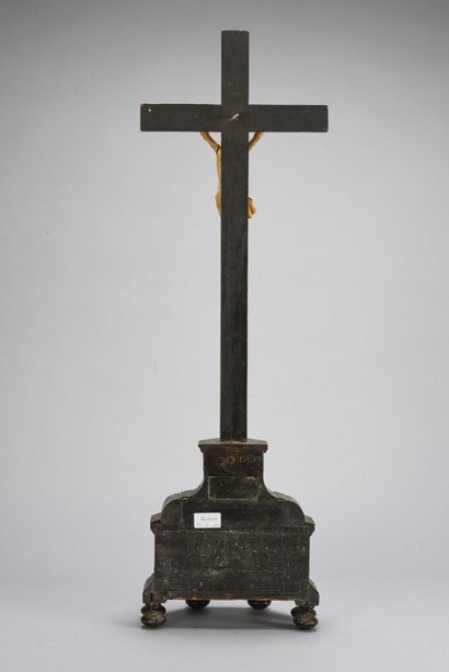 null Important crucifix en bois noirci souligné d'ondes marqueté d'écaille de tortue...