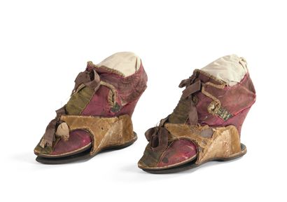 null Rare paire de chaussures période Louis XIV avec leurs socles d'origine à la...