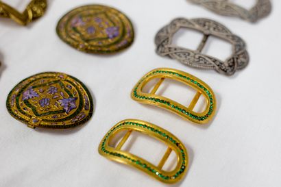 null Cinq paires de boucles à chaussure en pomponne, émail cloisonné, cuir, métal...