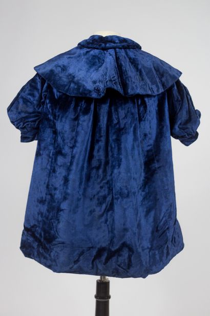 null Un paletot manteau de cérémonie d'enfant en panne de velours bleu électrique...