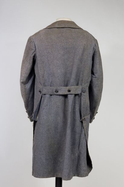 null Un manteau militaire en drap de laine bleu chiné et son col Circa 1910. Manteau...