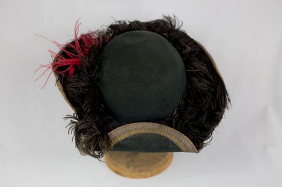 null Bicorne et tricorne pour le Théâtre XIXe siècle. Dont un bicorne de style Napoléonien...