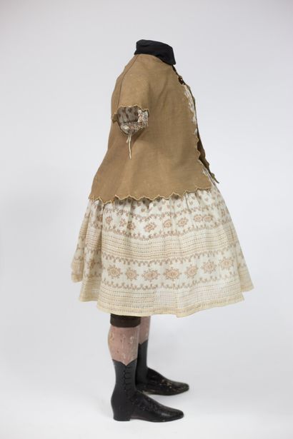 null Mannequin à robe d'enfant en indienne et son paletot Impressionniste, période...
