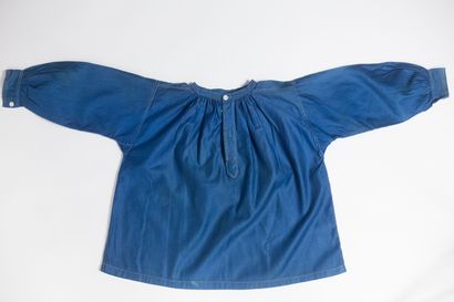 null Un blaude indigo pour garçonnet fin XIXe siècle. La blaude en satinette de coton...