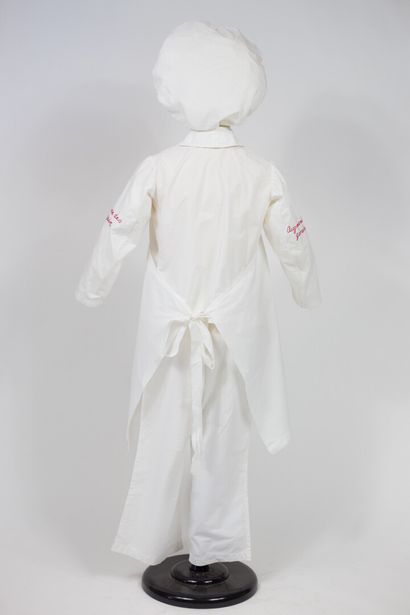 null Un ensemble de garçonnet blouse, pantalon, tablier et béret en toile de coton...