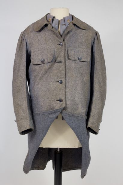 null Un manteau militaire en drap de laine bleu chiné et son col Circa 1910. Manteau...