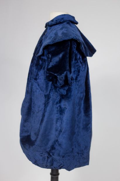 null Un paletot manteau de cérémonie d'enfant en panne de velours bleu électrique...