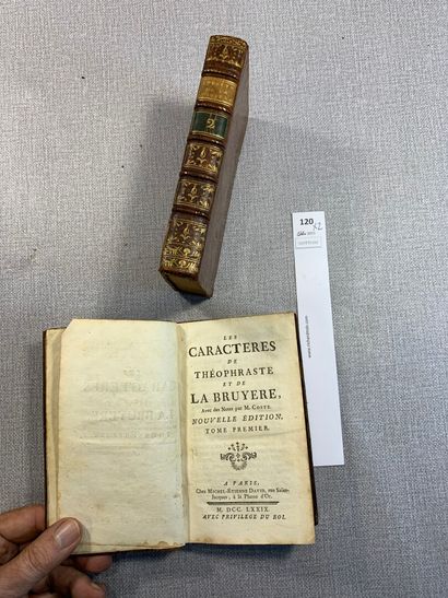 null La Bruyère. Les caractères. 2 volumes in-12 reliés cuir. Paris, 1779.