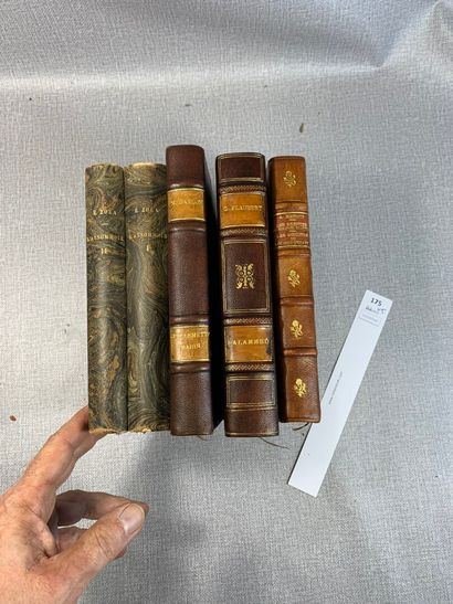 null [Livres illustrés]. Un ensemble de 5 volumes dont : Salammbô par Flaubert, illustré...