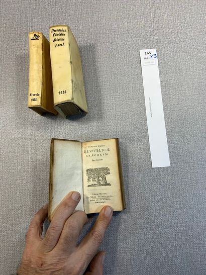 null Un ensemble de 3 petits volumes reliés vélin début XVIIe dont : Respublicae...