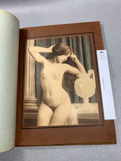 null [Curiosa]. La Vénus Moderne. 1 volume in-folio constitué de 32 planches en couleur...