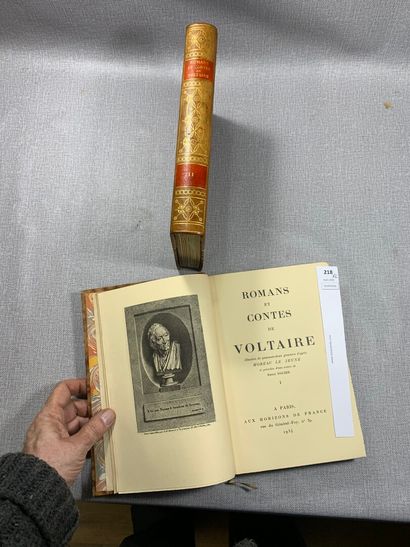 null Romans et contes de Voltaire. Illustré de 42 gravures d'après Moreau le Jeune....