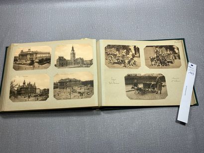 null Un album de cartes postales anciennes de monuments.