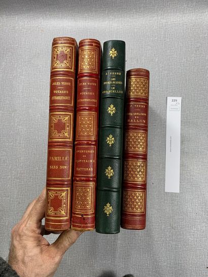 null [Jules Verne]. Un ensemble de 4 volumes XIXe, dont : Cinq semaines en ballon,...