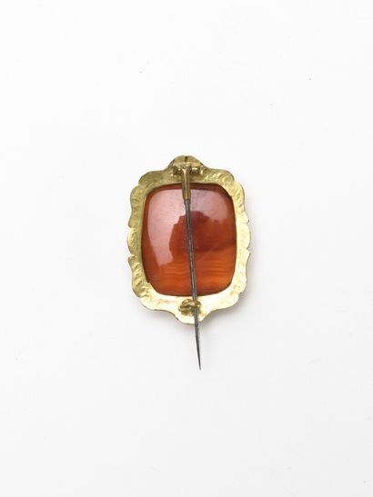 null Broche ornée d'une agate de forme rectangulaire monture en métal doré finement...